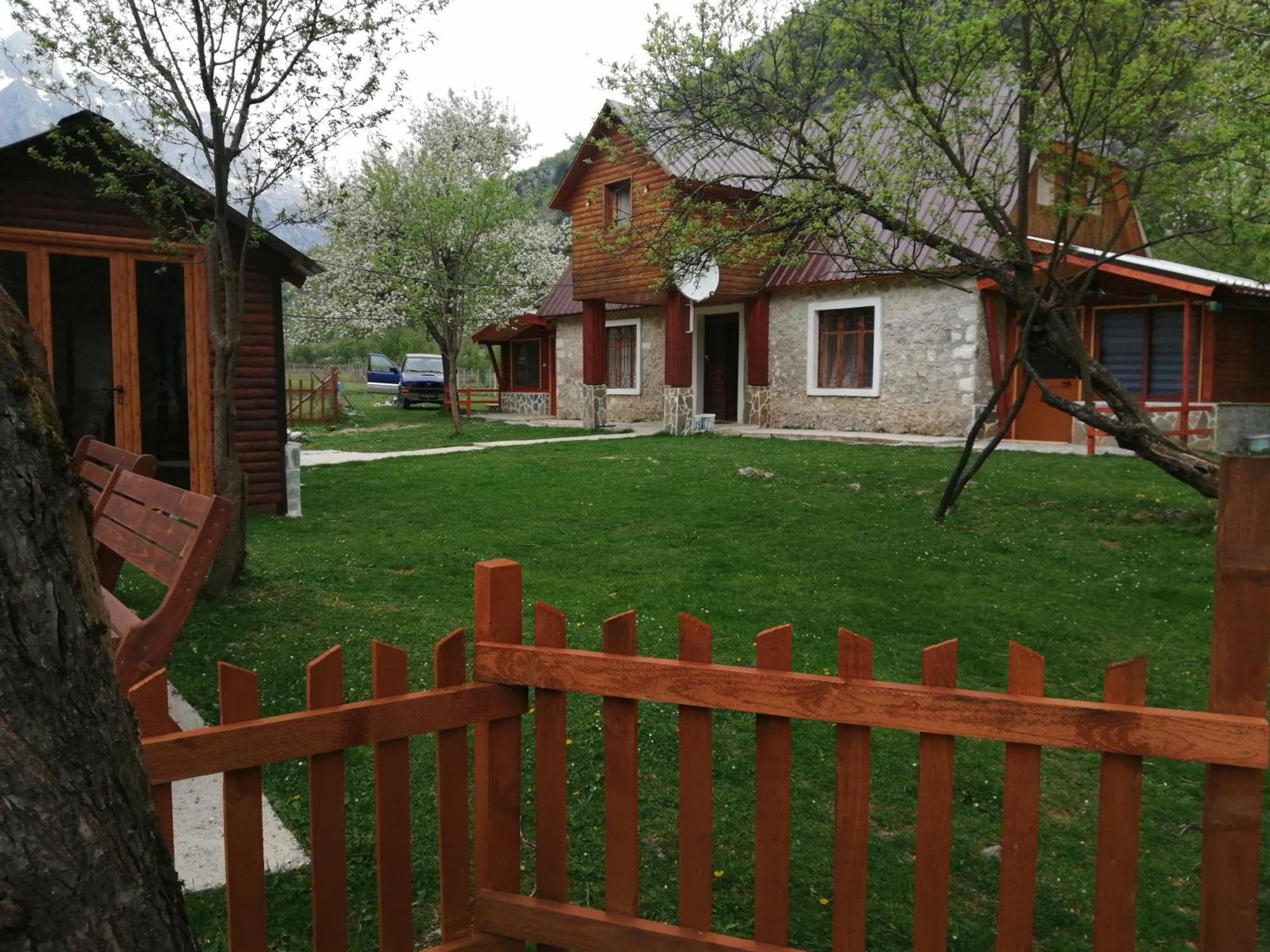 Bujtina Pllumi Theth Bed and Breakfast Exteriör bild