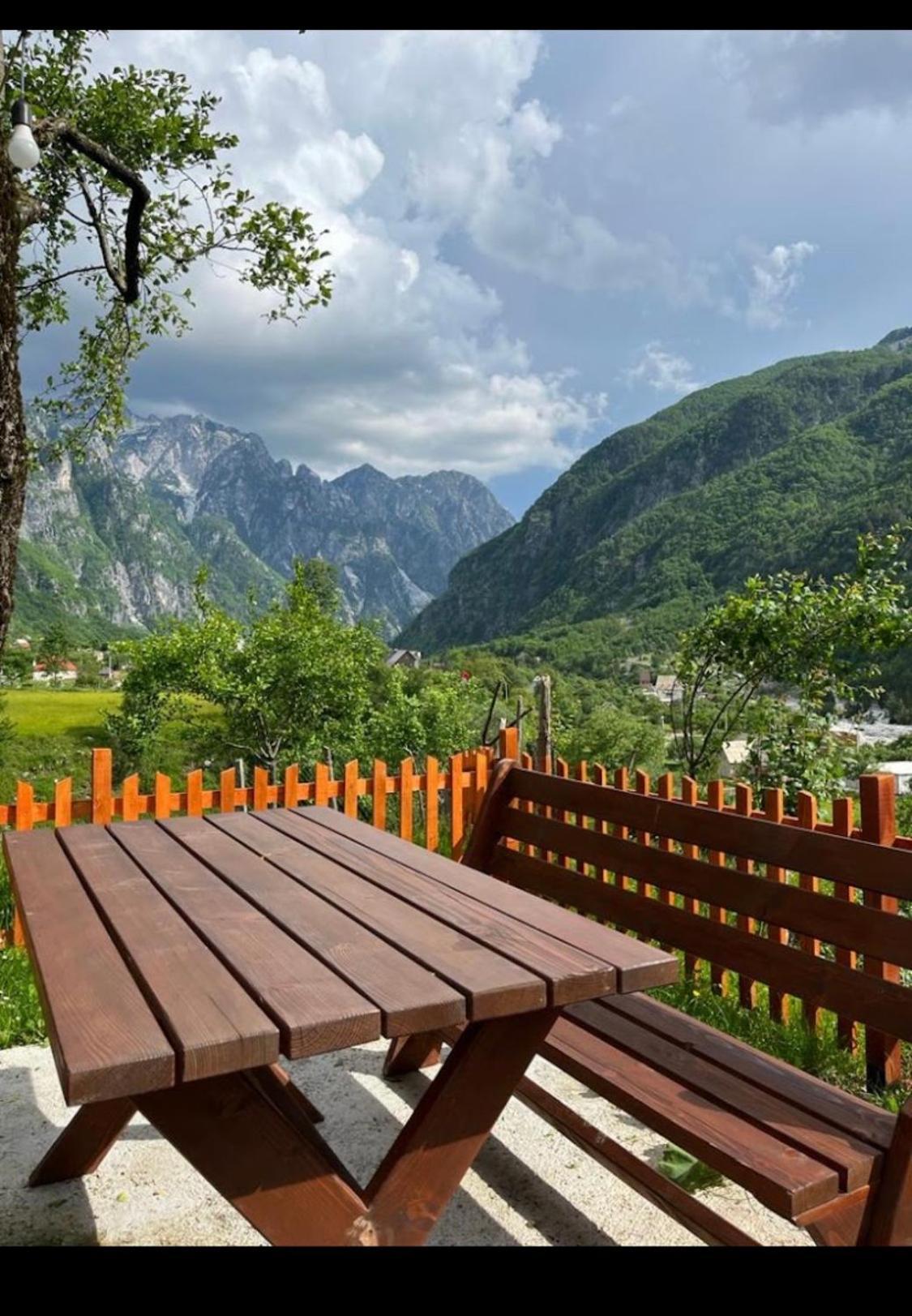Bujtina Pllumi Theth Bed and Breakfast Exteriör bild